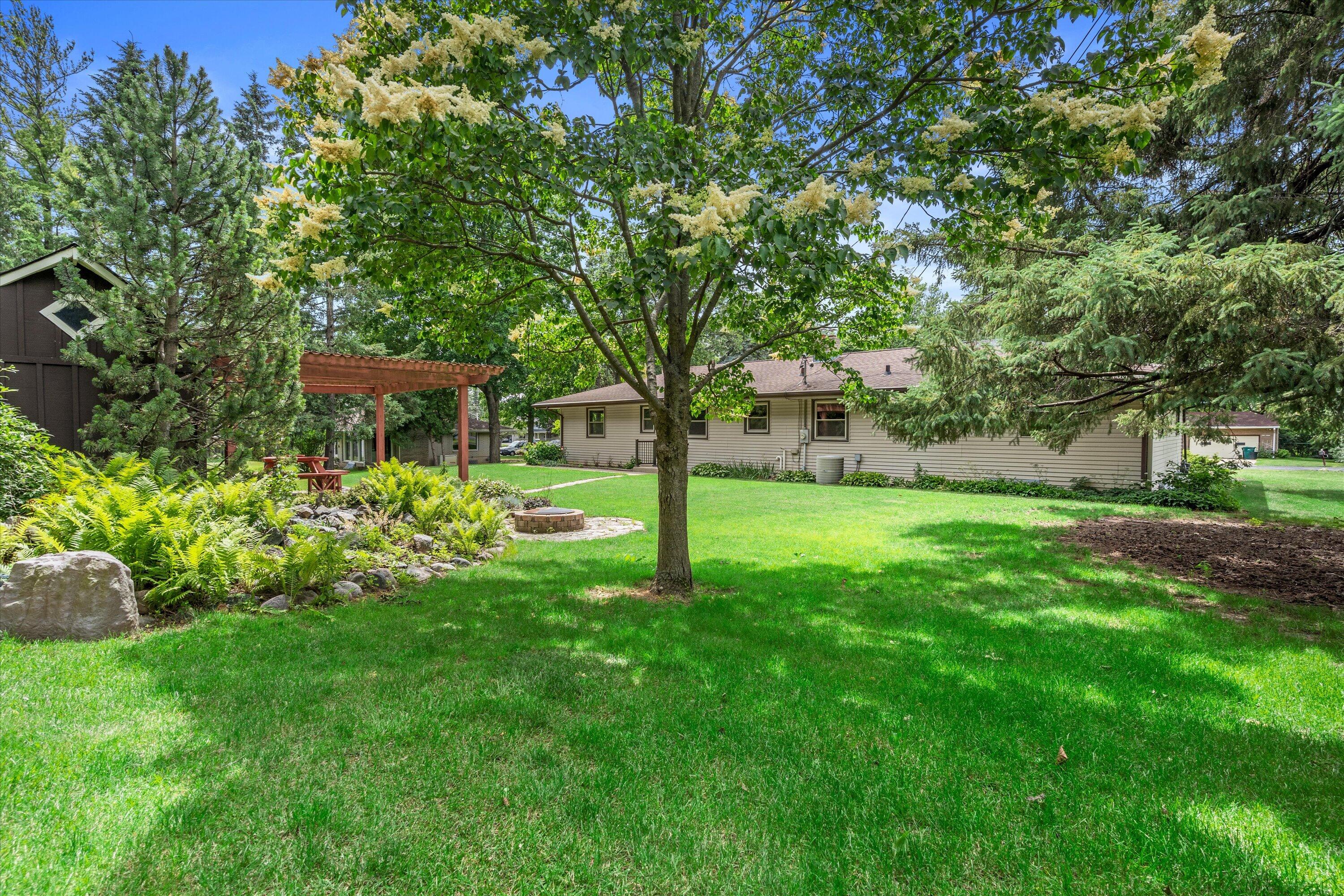 W136N8704 Esquire Road Menomonee Falls, WI 53051 - Photo 35 of 36 Back/Side