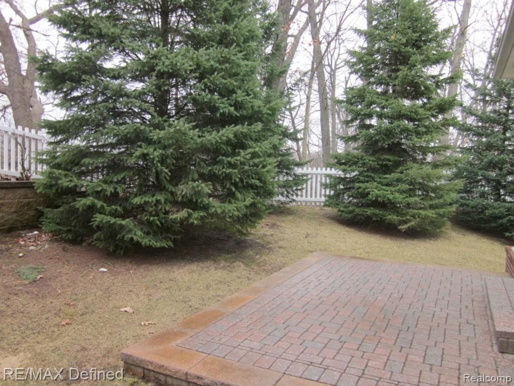 634 West Bluff Court Rochester, MI 48307 - Photo 32 of 33 Brick Paver Patio
