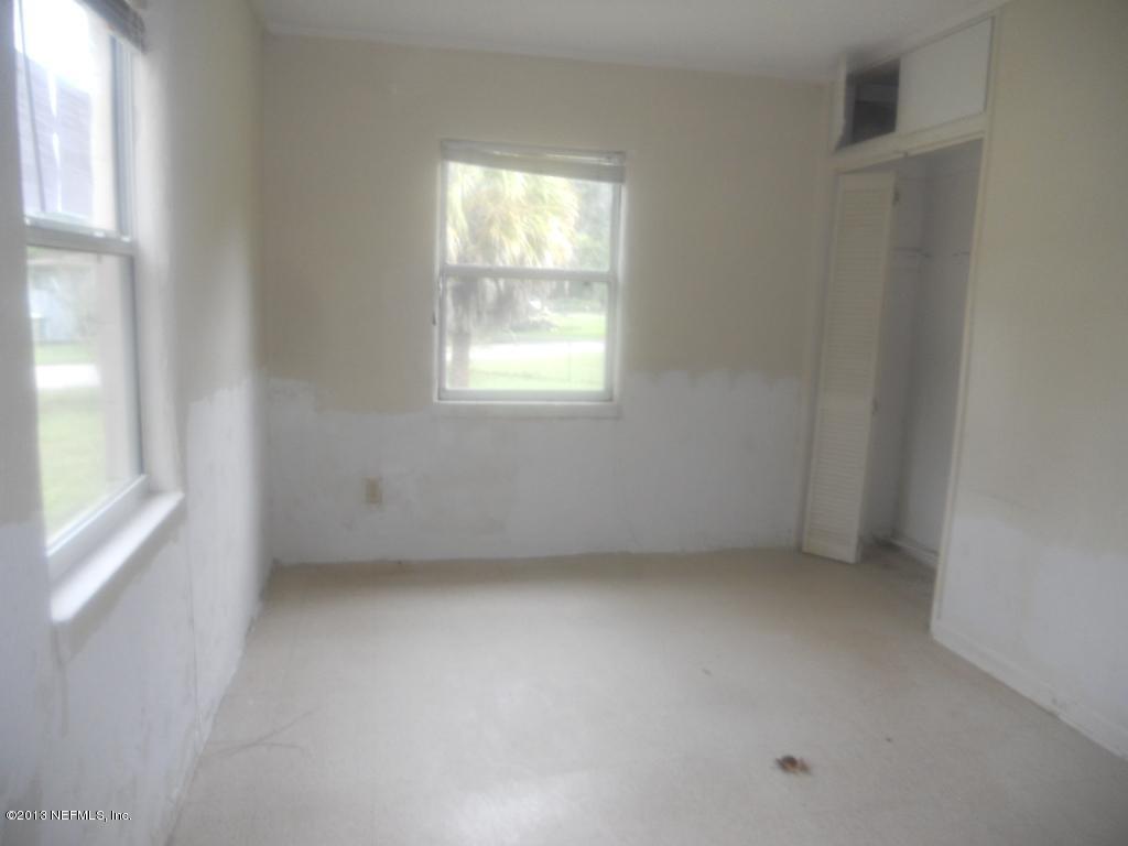 9702 Banks Road Jacksonville, FL 32246 - Photo 3 of 8 an empty room with a window