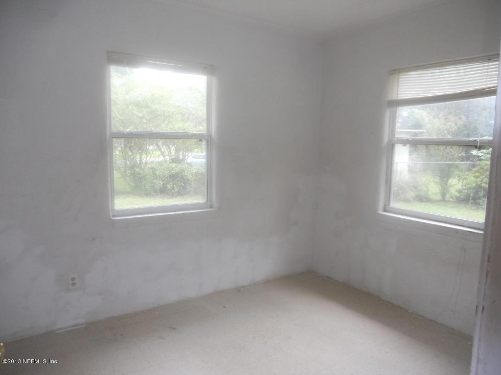 9702 Banks Road Jacksonville, FL 32246 - Photo 5 of 8 an empty room with a window