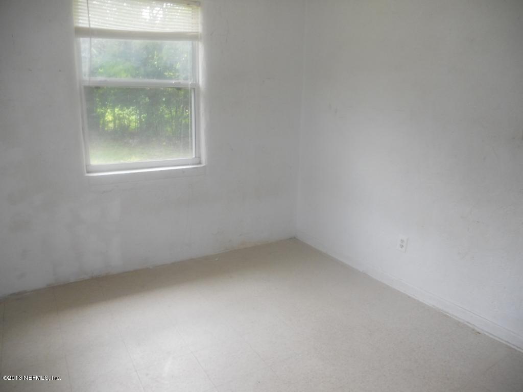 9702 Banks Road Jacksonville, FL 32246 - Photo 6 of 8 an empty room with a window