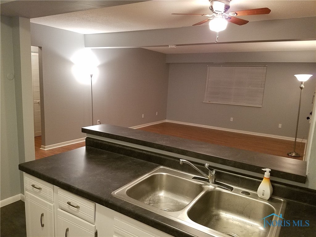 2262 Rockspring Road, Unit 22 Toledo, OH 43614 - Photo 3 of 13 Kitchen out to dining/living room