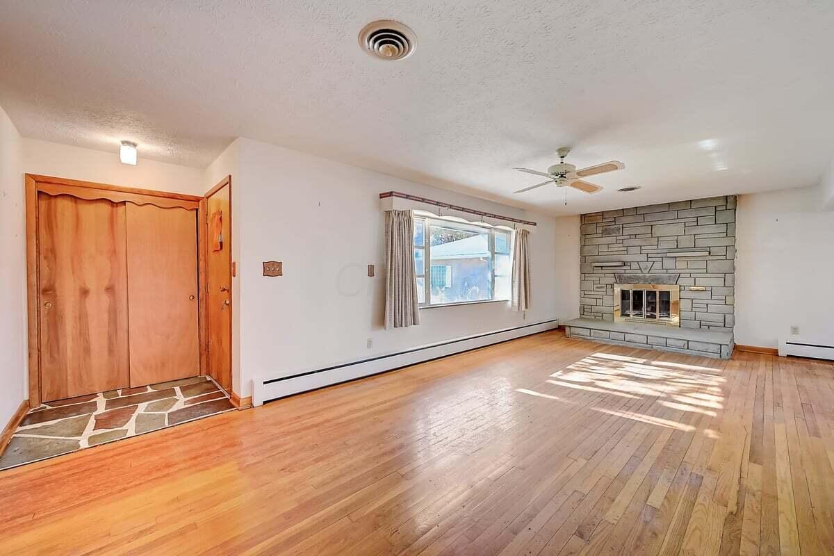 2512 Minerva Lake Road Columbus, OH 43231 - Photo 3 of 25 liv rm 3