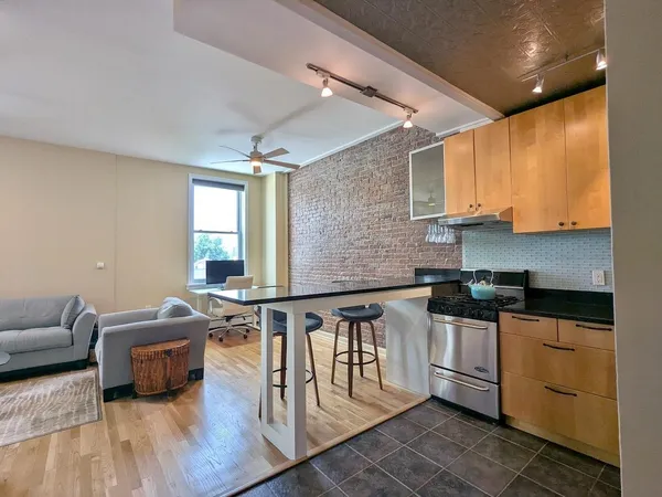 $3,150 | 319 Barrow Street, Unit 6B, Jersey City, NJ 07302