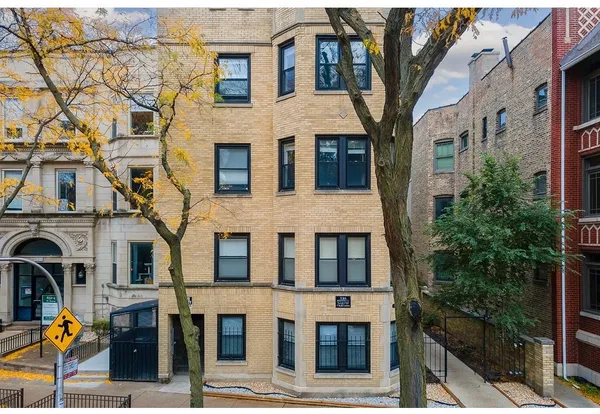 $1,795 | 646.5 West Roscoe Street, Unit 2S, Chicago, IL 60657