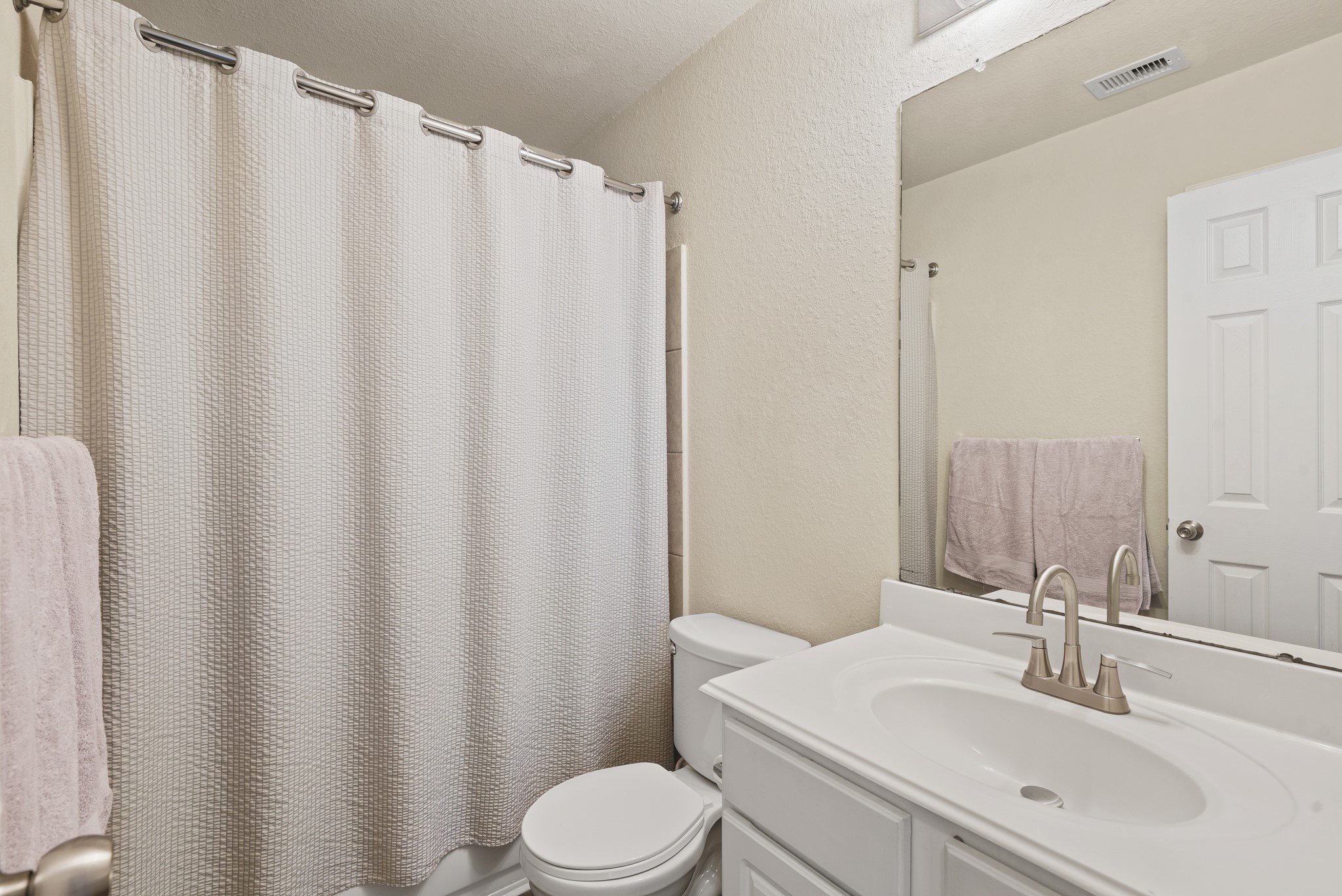 5211 Cayenne Lane Baytown, TX 77521 - Photo 15 of 19 The full bathroom is situated between the secondary bedrooms for convenience.
