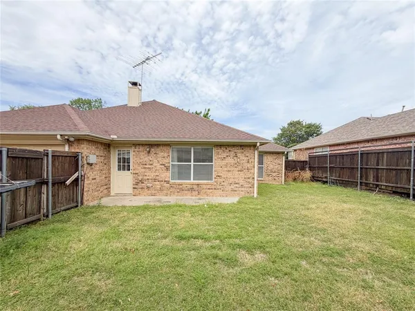 $2,500 | 554 Valley View Drive, Lewisville, TX 75067