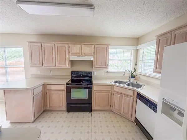 $2,500 | 554 Valley View Drive, Lewisville, TX 75067