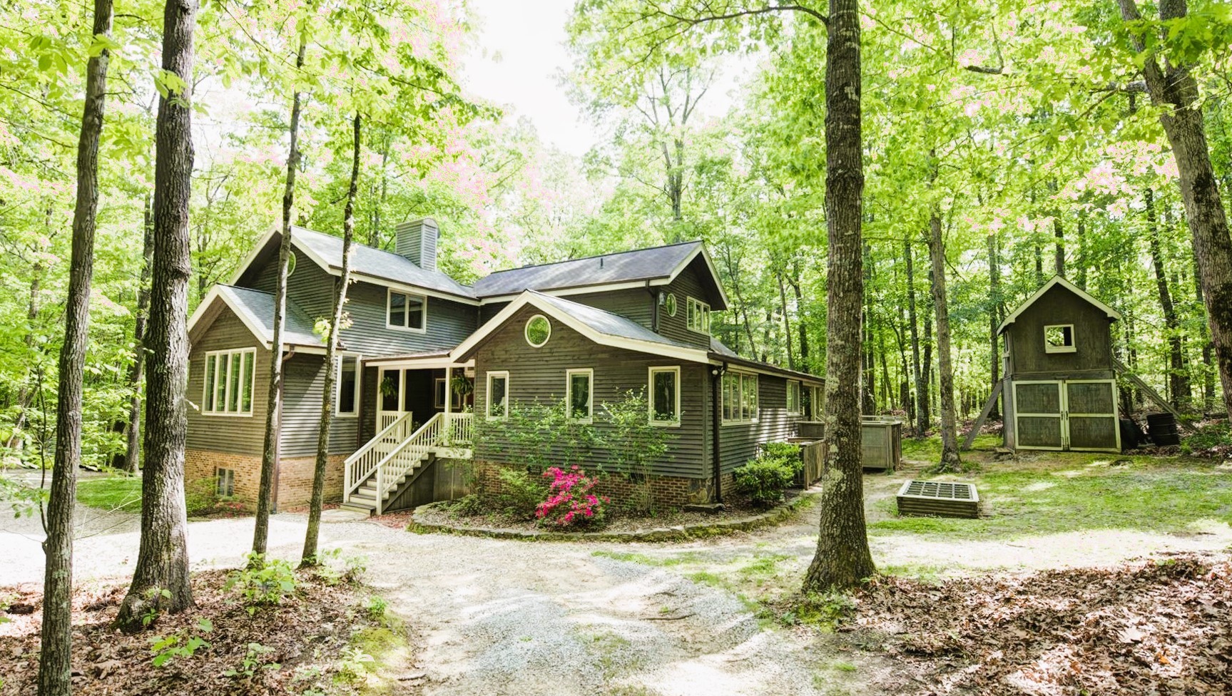 a view of a house with a yard