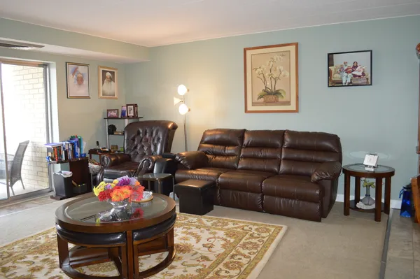 $350,000 | 110 West Butterfield Road, Unit 402S, Elmhurst, IL 60126