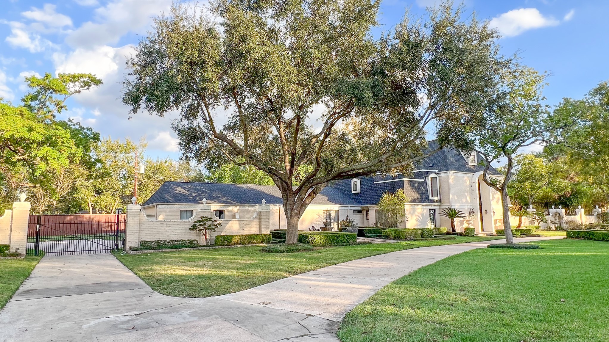 372 Robbins Drive Houston, TX 77024 - Photo 17 of 18 With its unparalleled location and impeccable features, this property presents a rare opportunity to realize your dream residence in one of Piney Point Village's most sought-after enclaves.