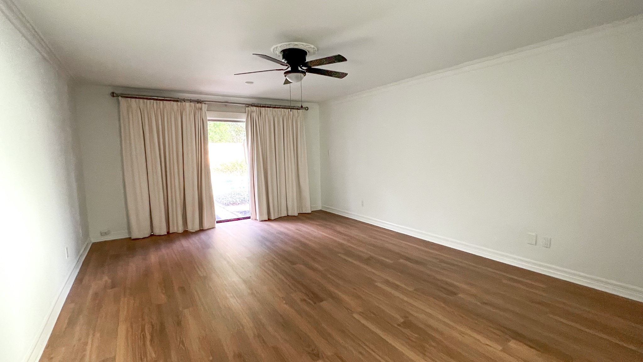 372 Robbins Drive Houston, TX 77024 - Photo 9 of 18 Retreat to the private primary bedroom, featuring access to the lush backyard. Boasting an ensuite bathroom, ensuring the ultimate relaxation and comfort.