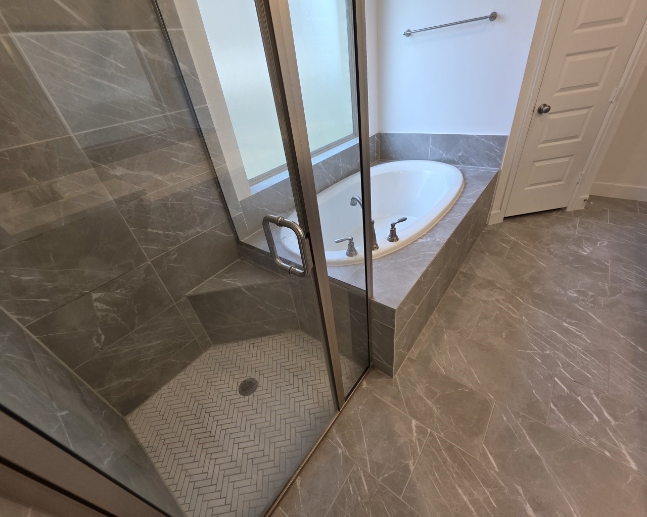 3015 Harbor Spring Way Manvel, TX 77578 - Photo 19 of 33 Separate glass shower and garden tub
