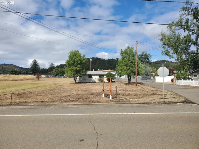 $274,900 | 132 Northeast Sawyers Lane, Roseburg, OR 97470