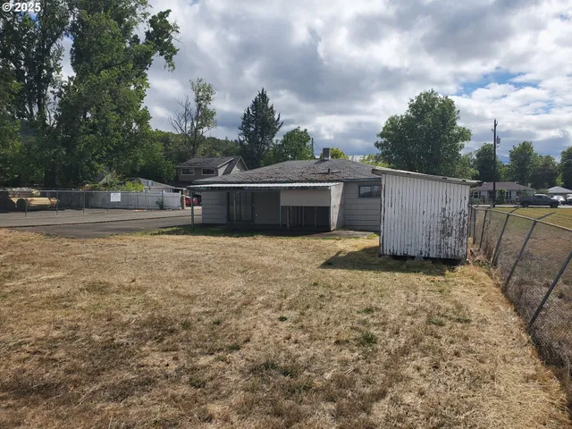 $274,900 | 132 Northeast Sawyers Lane, Roseburg, OR 97470
