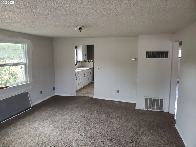 $274,900 | 132 Northeast Sawyers Lane, Roseburg, OR 97470