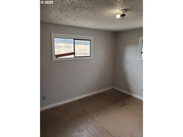 $274,900 | 132 Northeast Sawyers Lane, Roseburg, OR 97470