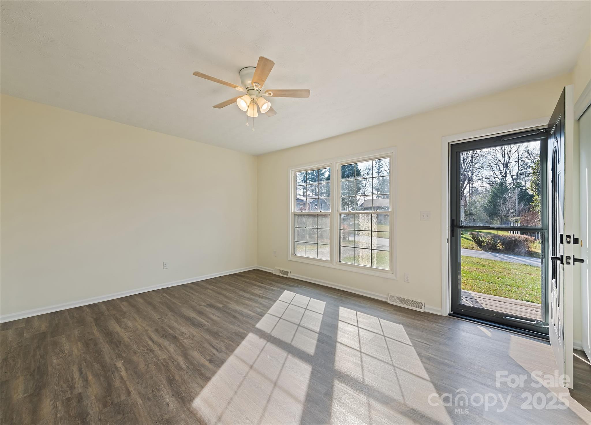 129 Willow Brook Road Hendersonville, NC 28792 - Photo 4 of 27