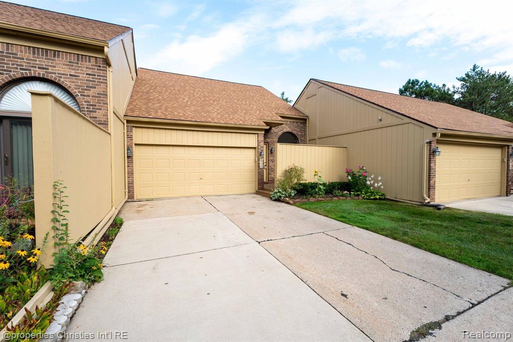 2411 Rochelle Park Drive Rochester Hills, MI 48309 - Photo 1 of 41