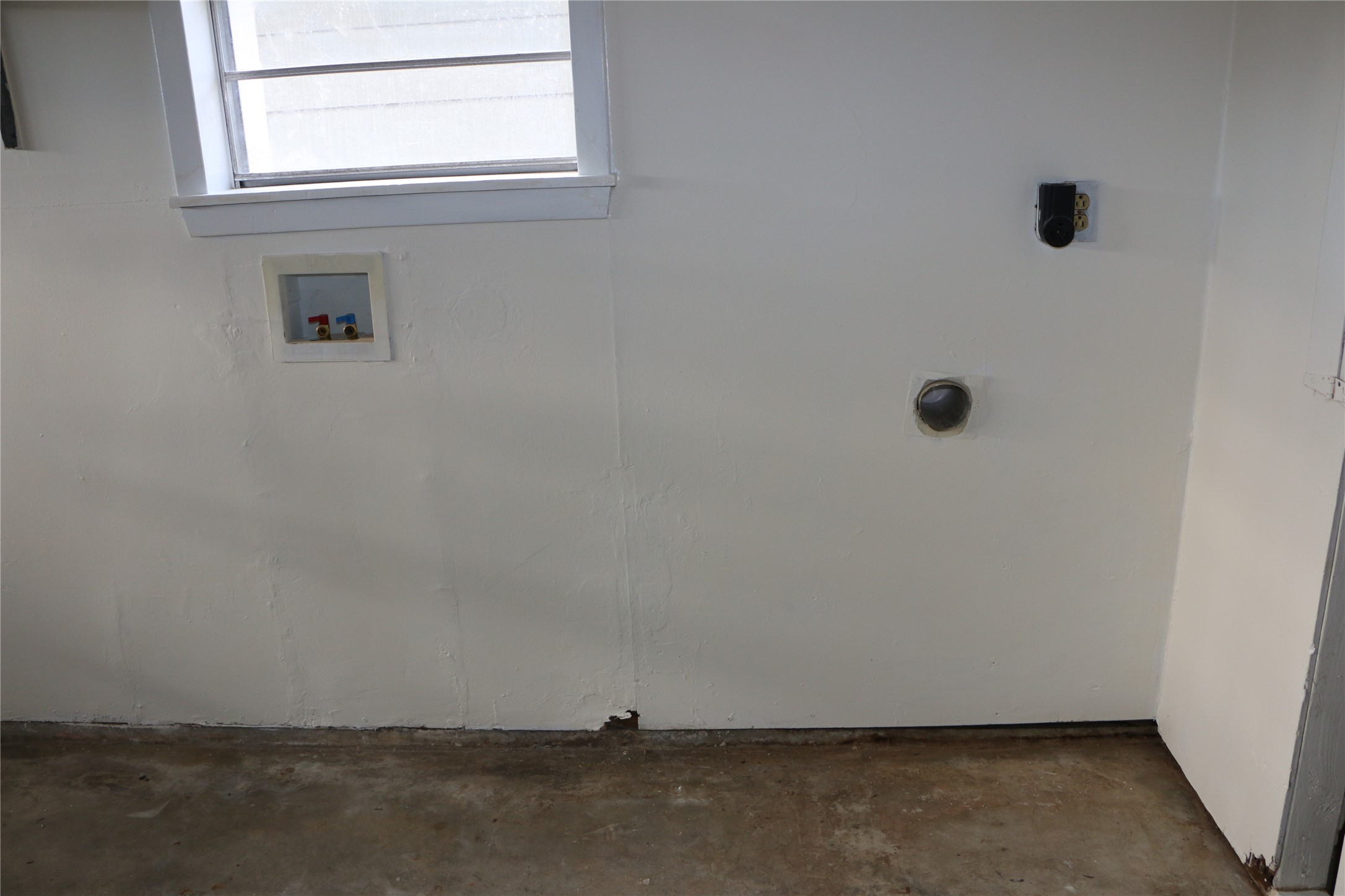 710 West 7th Street Freeport, TX 77541 - Photo 16 of 20 a view of a small space