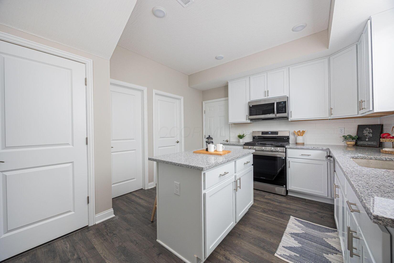 798 South Yearling Road Columbus, OH 43213 - Photo 5 of 28 Pictures are of the same model and not the actual property