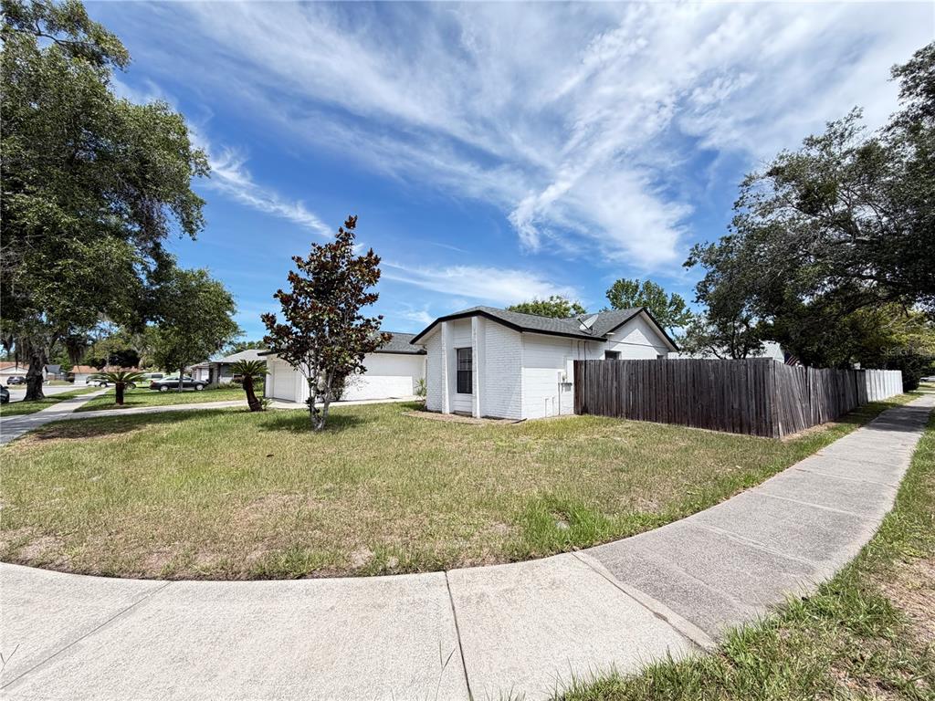 9923 Castleton Street Orlando, FL 32817 - Photo 4 of 27