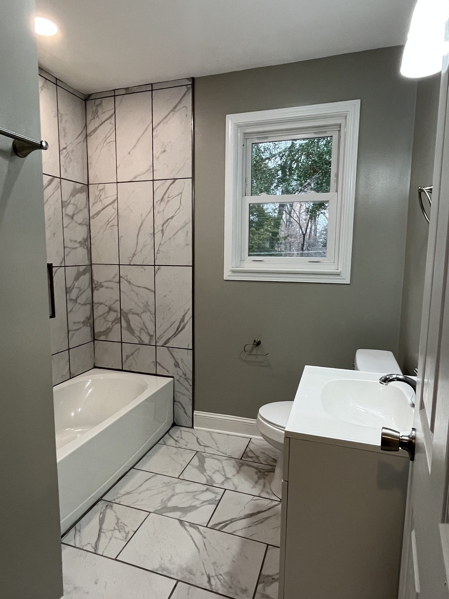 1690 Valley Road Clarksville, TN 37043 - Photo 3 of 16 a bathroom with a bathtub and sink
