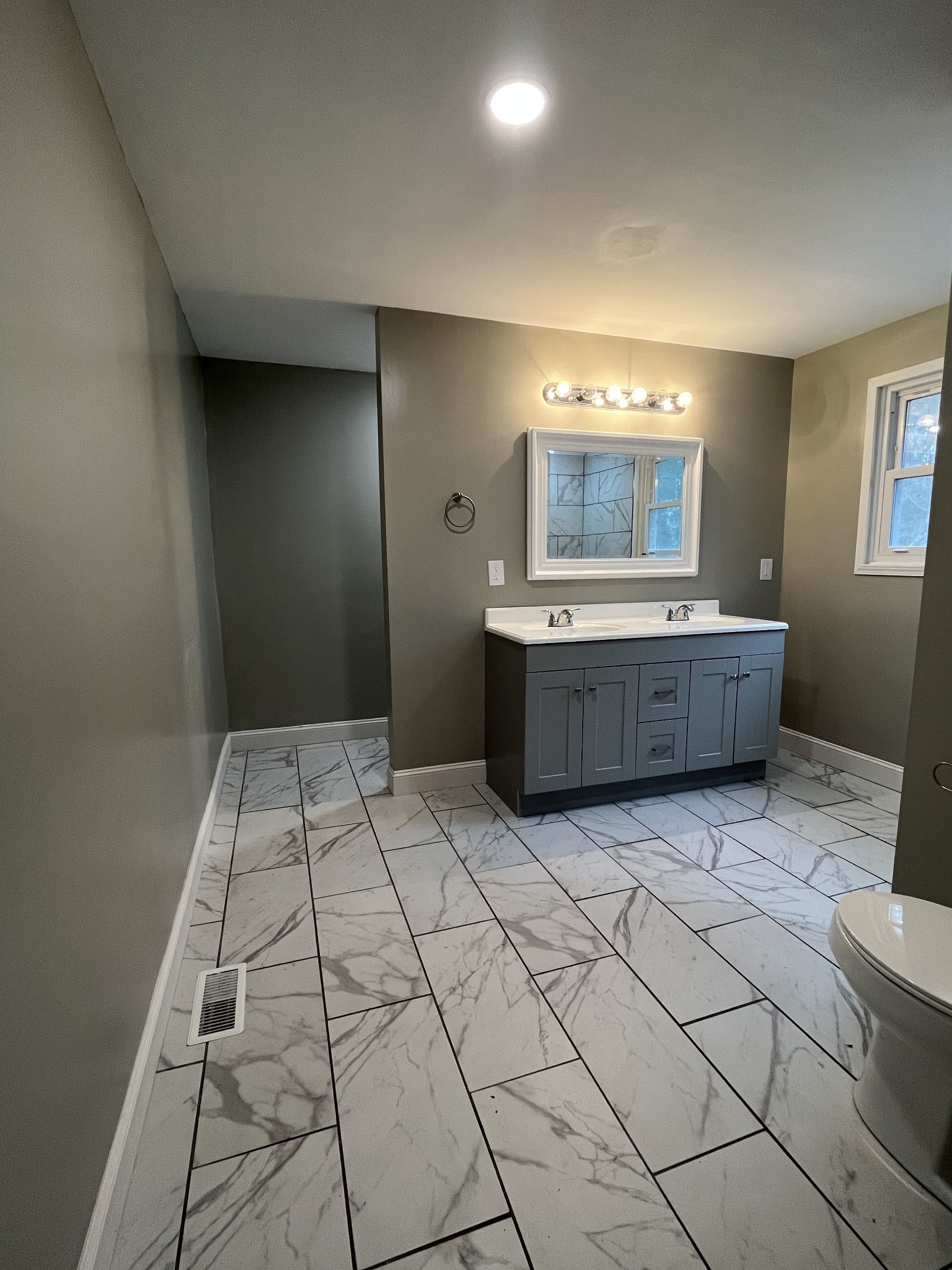 1690 Valley Road Clarksville, TN 37043 - Photo 5 of 16 a room with a bed and a dresser