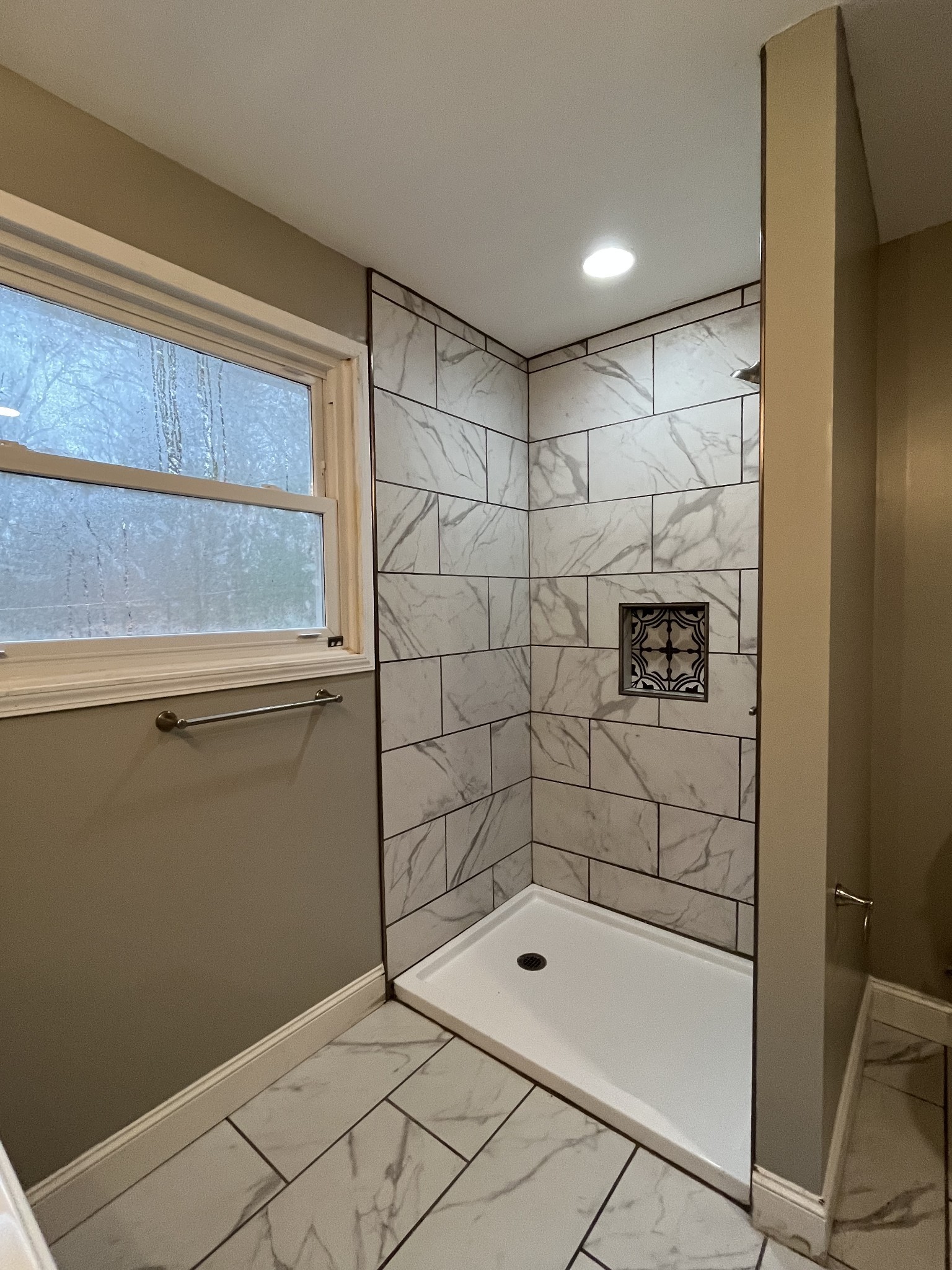 1690 Valley Road Clarksville, TN 37043 - Photo 7 of 16 a bathroom with a shower and a sink