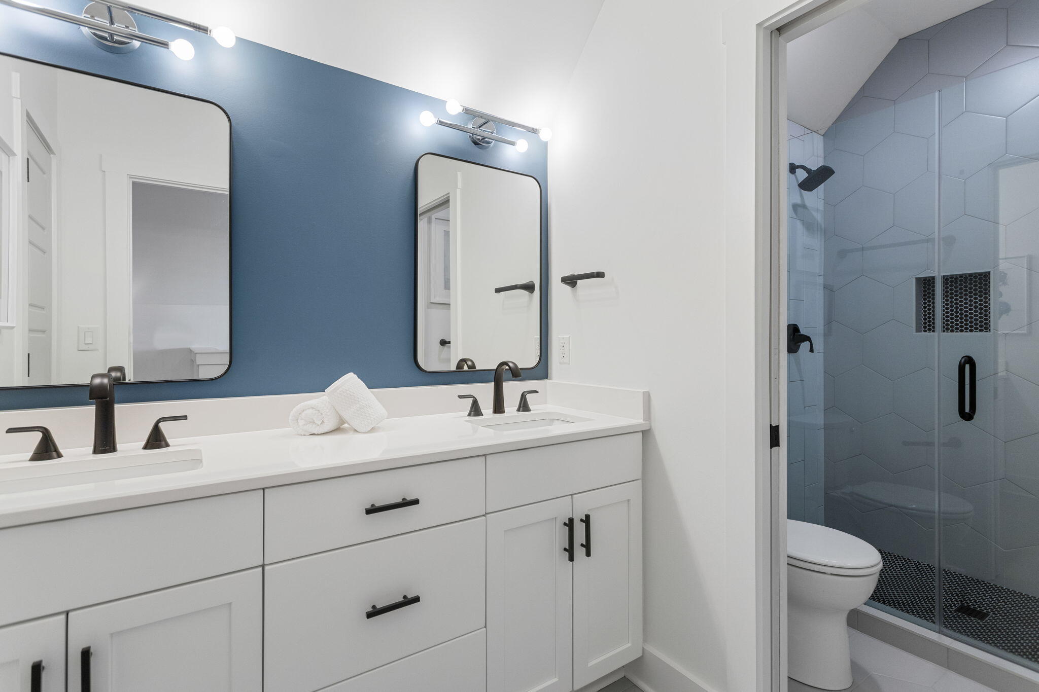 343 Bridgetown Pass Mount Pleasant, SC 29464 - Photo 24 of 47 Upstairs Bathroom 2