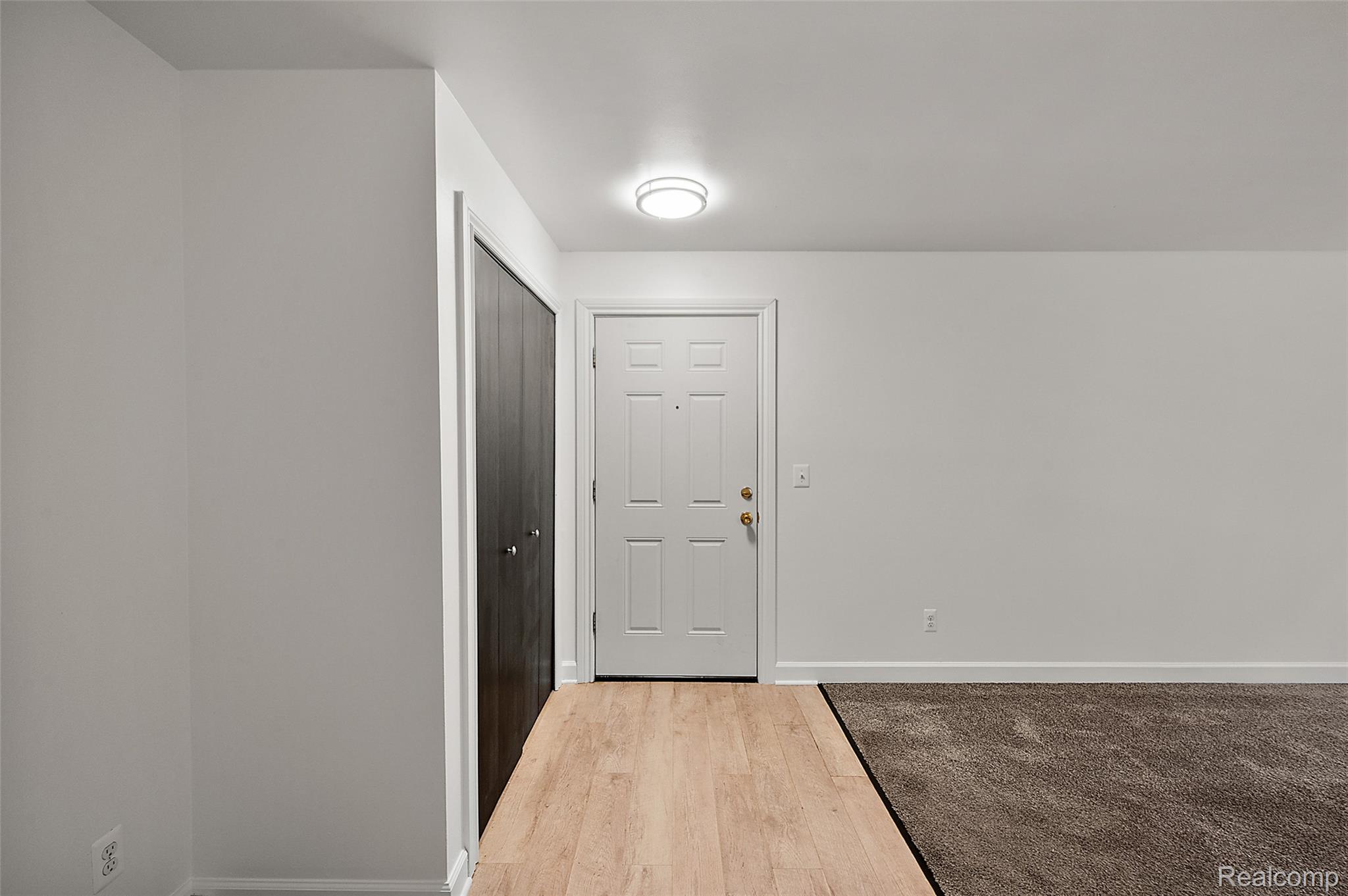 384 West Drahner Road, Unit C12 Oxford, MI 48371 - Photo 4 of 26 Entryway