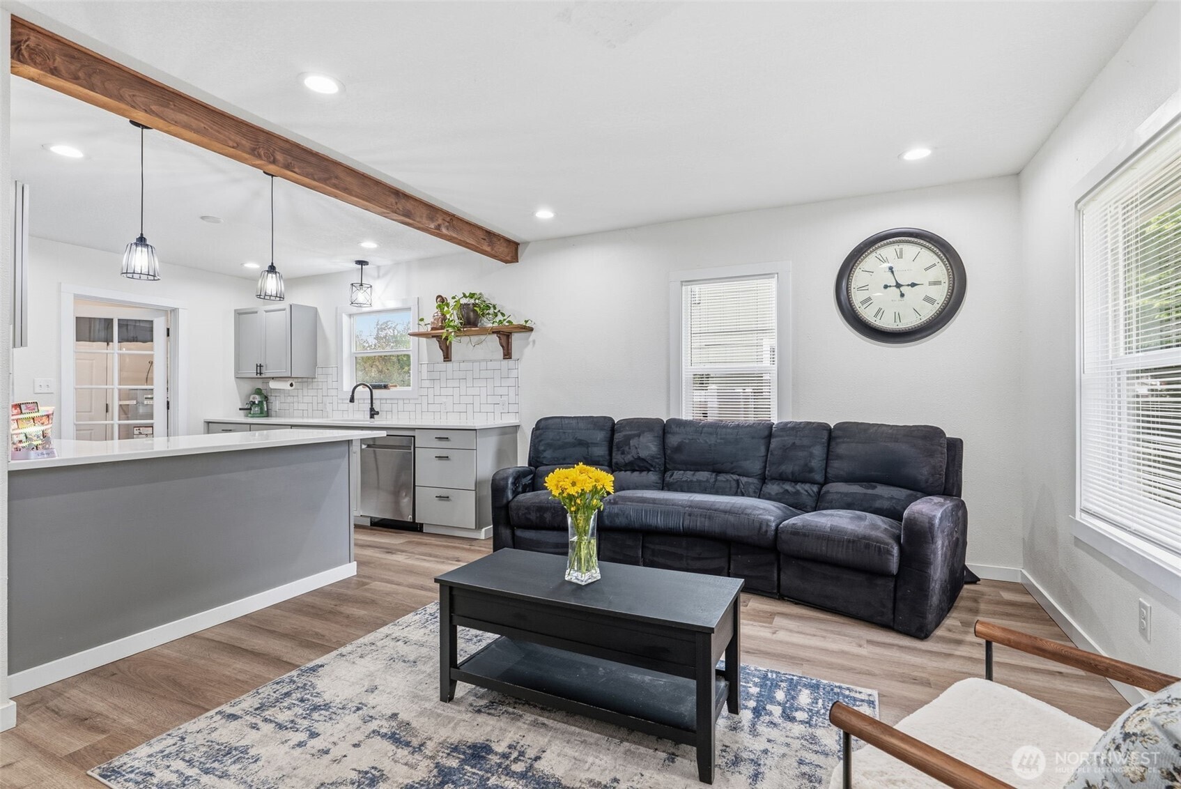 2828 Fir Street Longview, WA 98632 - Photo 3 of 18 a living room with furniture and kitchen view