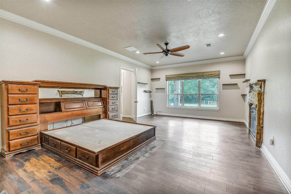 41545 Farm To Market 3346 Hempstead, TX 77445 - Photo 11 of 49 a bedroom with a bed and a large window