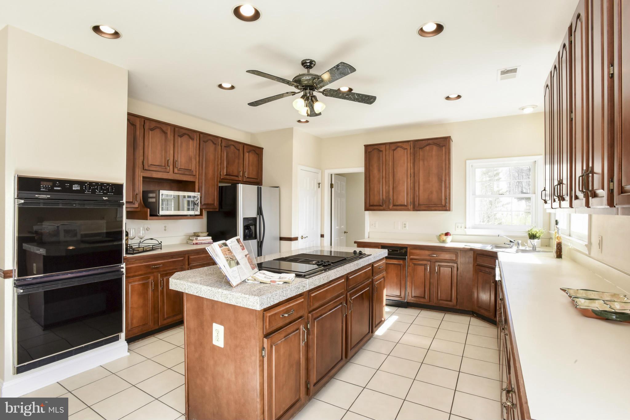 9723 Middleton Ridge Road Vienna, VA 22182 - Photo 10 of 30 Kitchen with center island cooktop
