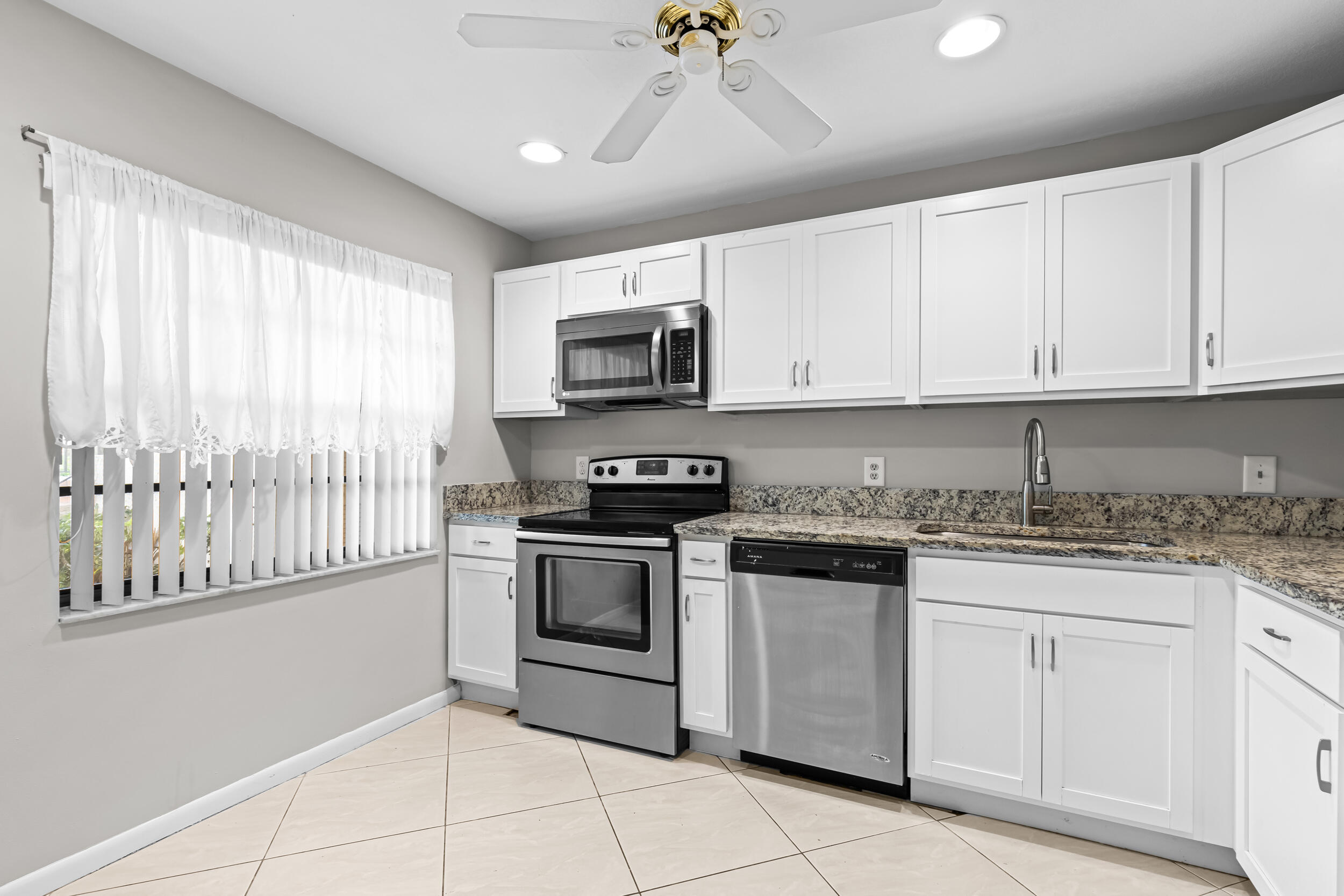 9270 Vista Del Lago, Unit E27 Boca Raton, FL 33428 - Photo 2 of 19 1z3a9885