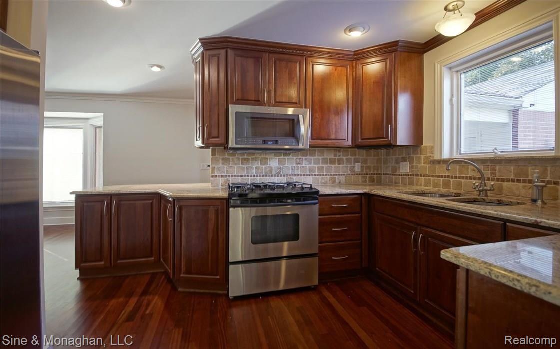 1007 Bedford Road Grosse Pointe, MI 48230 - Photo 9 of 25 10-photo-web-1680x1050-173443.jpg