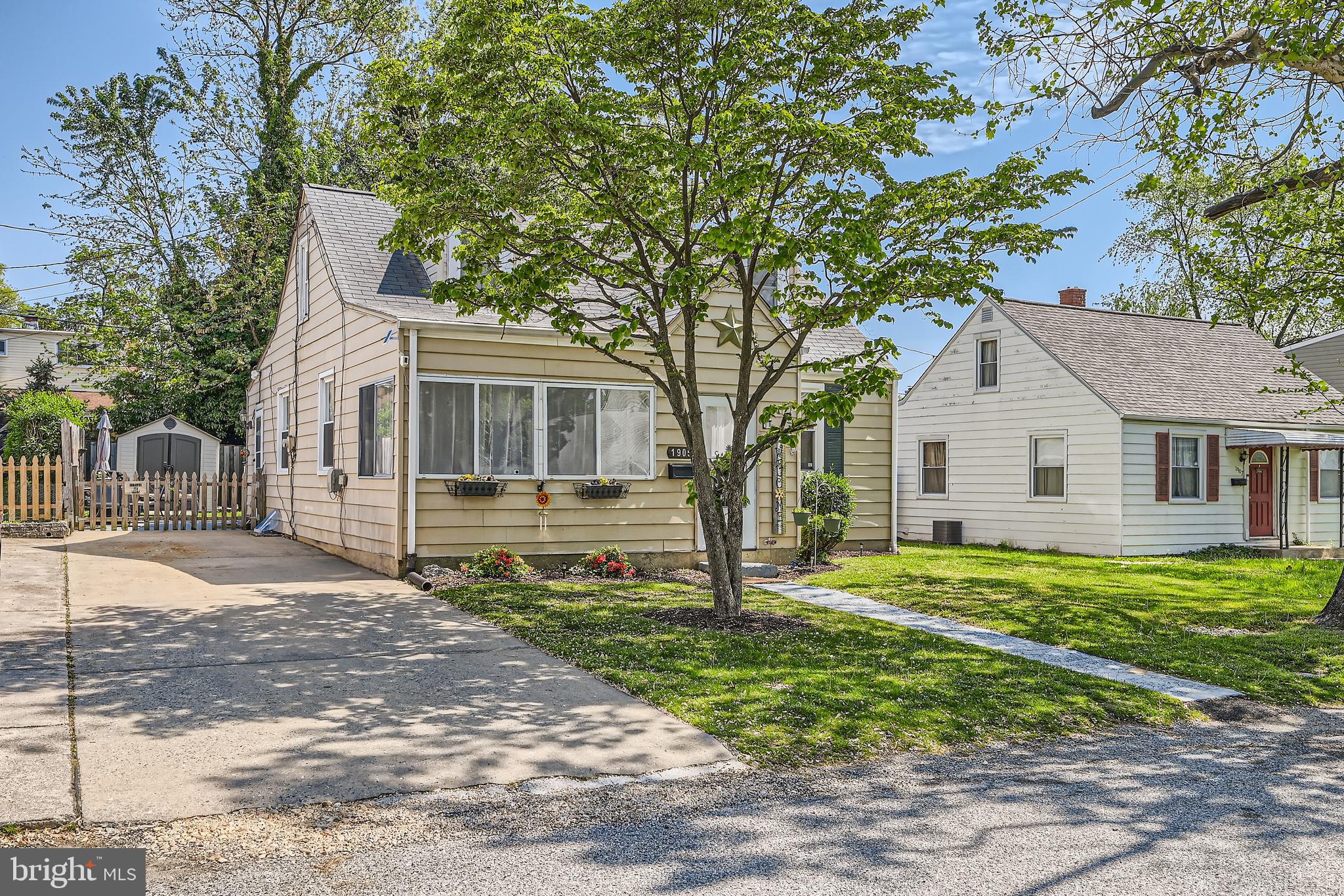 1905 Jackson Road Baltimore, MD 21222 - Photo 3 of 28 a front view of a house with a garden