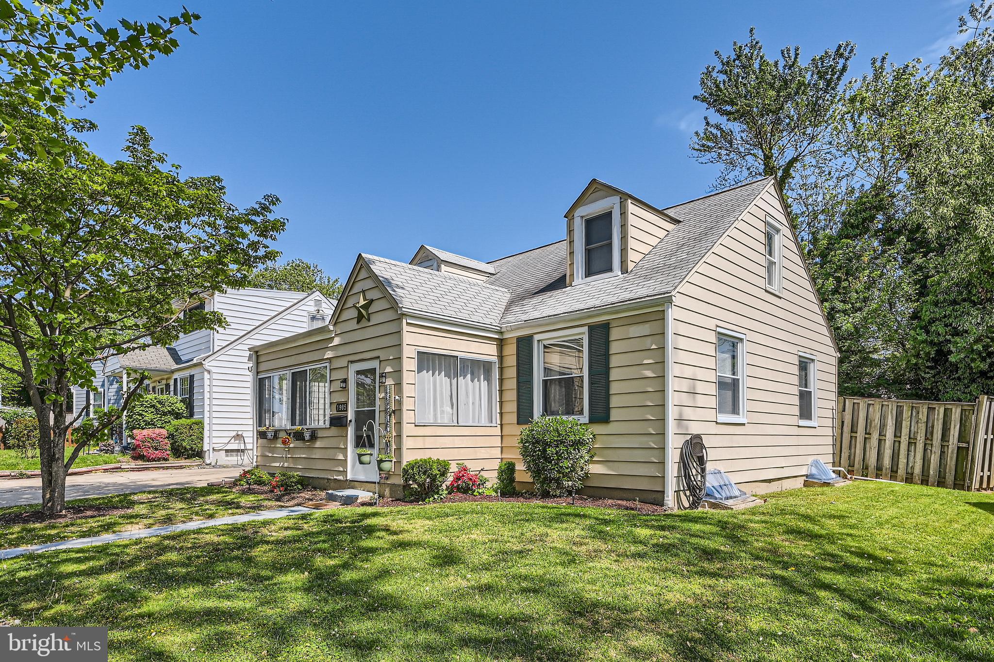 1905 Jackson Road Baltimore, MD 21222 - Photo 4 of 28 a front view of a house with a garden