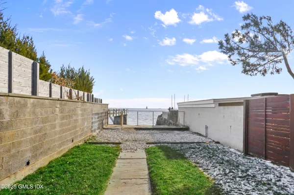 a view of a back yard