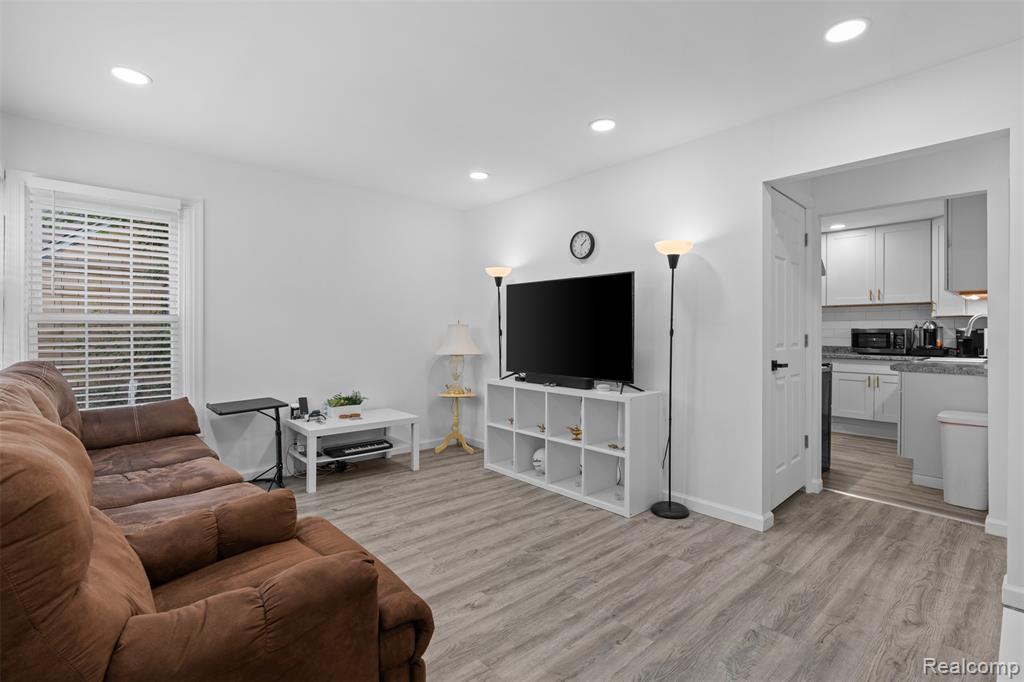 1304 Helen Street Inkster, MI 48141 - Photo 2 of 16 Gallery Image 2