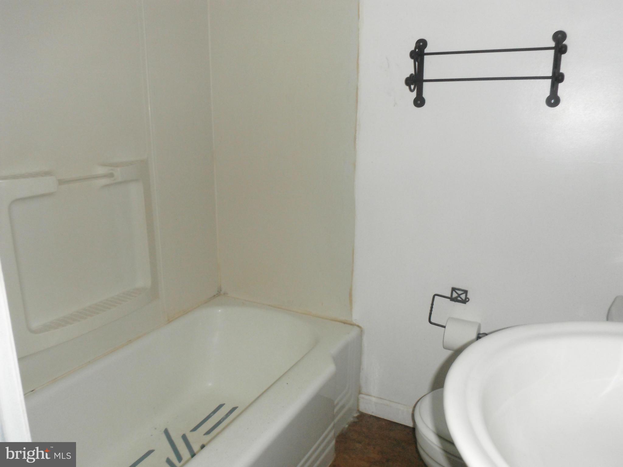 4311 Cedar Garden Road Baltimore, MD 21229 - Photo 7 of 9 Bath