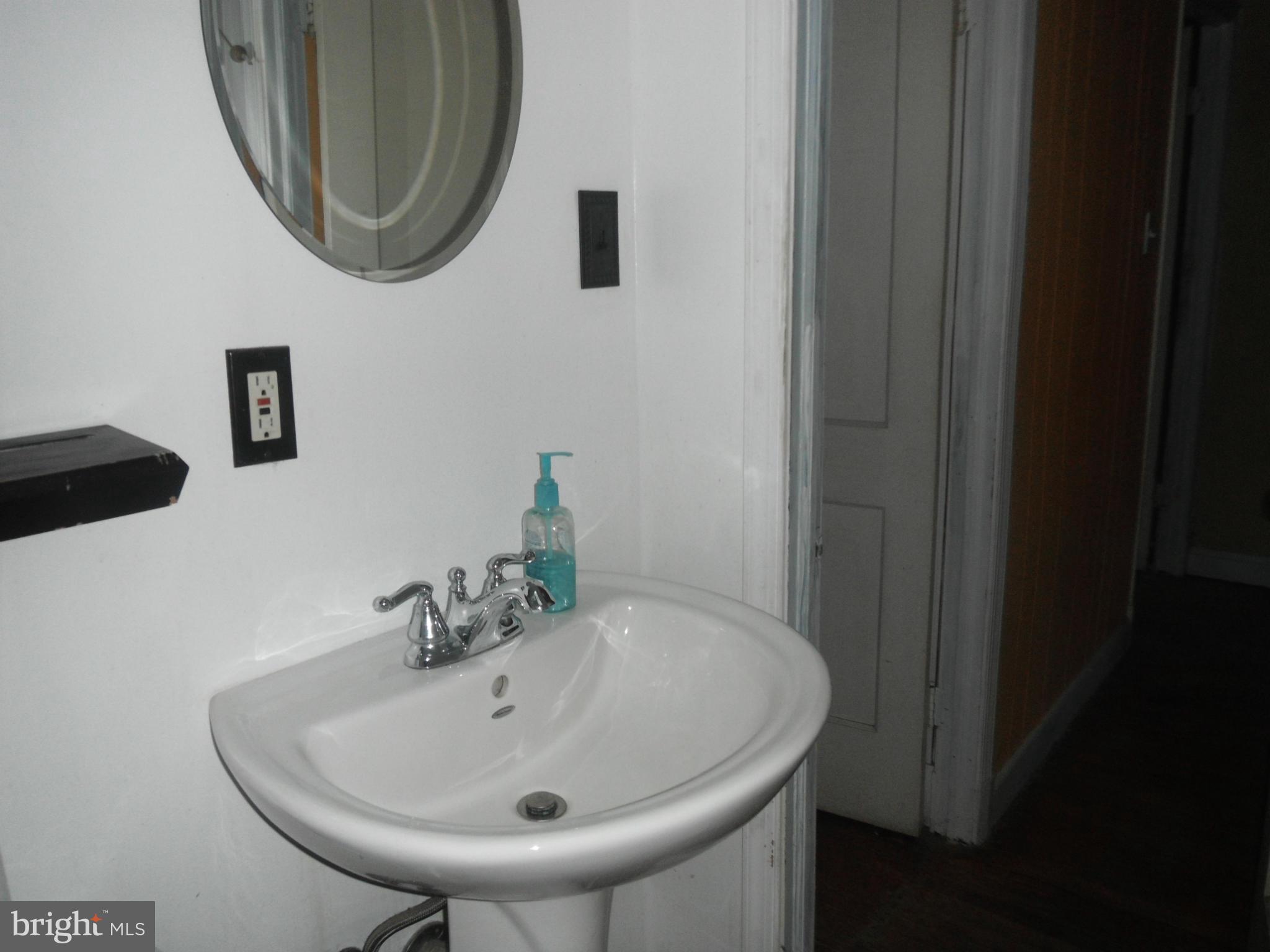 4311 Cedar Garden Road Baltimore, MD 21229 - Photo 8 of 9 Bath