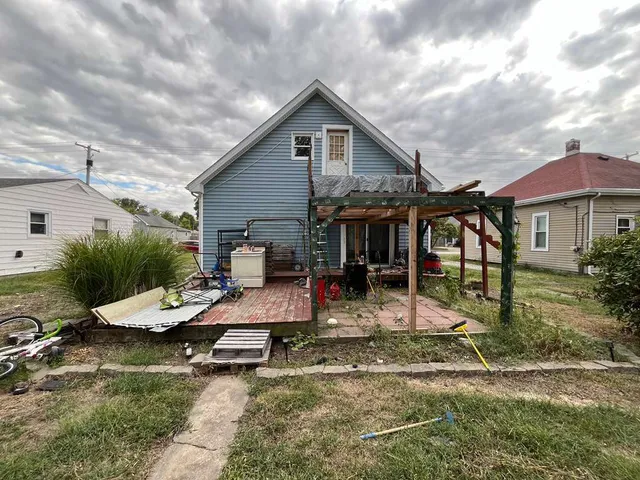 a view of a house with backyard