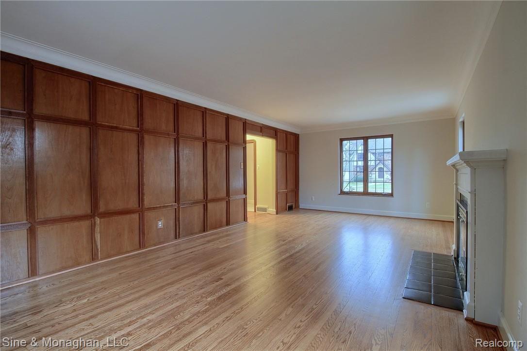 524 Barrington Road Grosse Pointe, MI 48230 - Photo 5 of 57 7-Great Room 2nd View.jpg