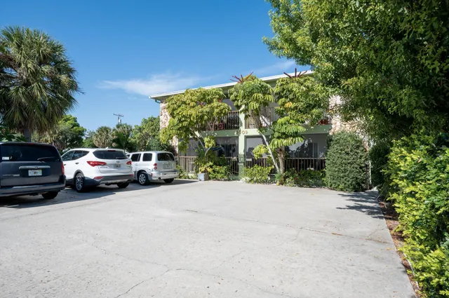 $2,400 | 1009 South Federal Highway, Unit 3, Lake Worth Beach, FL 33460