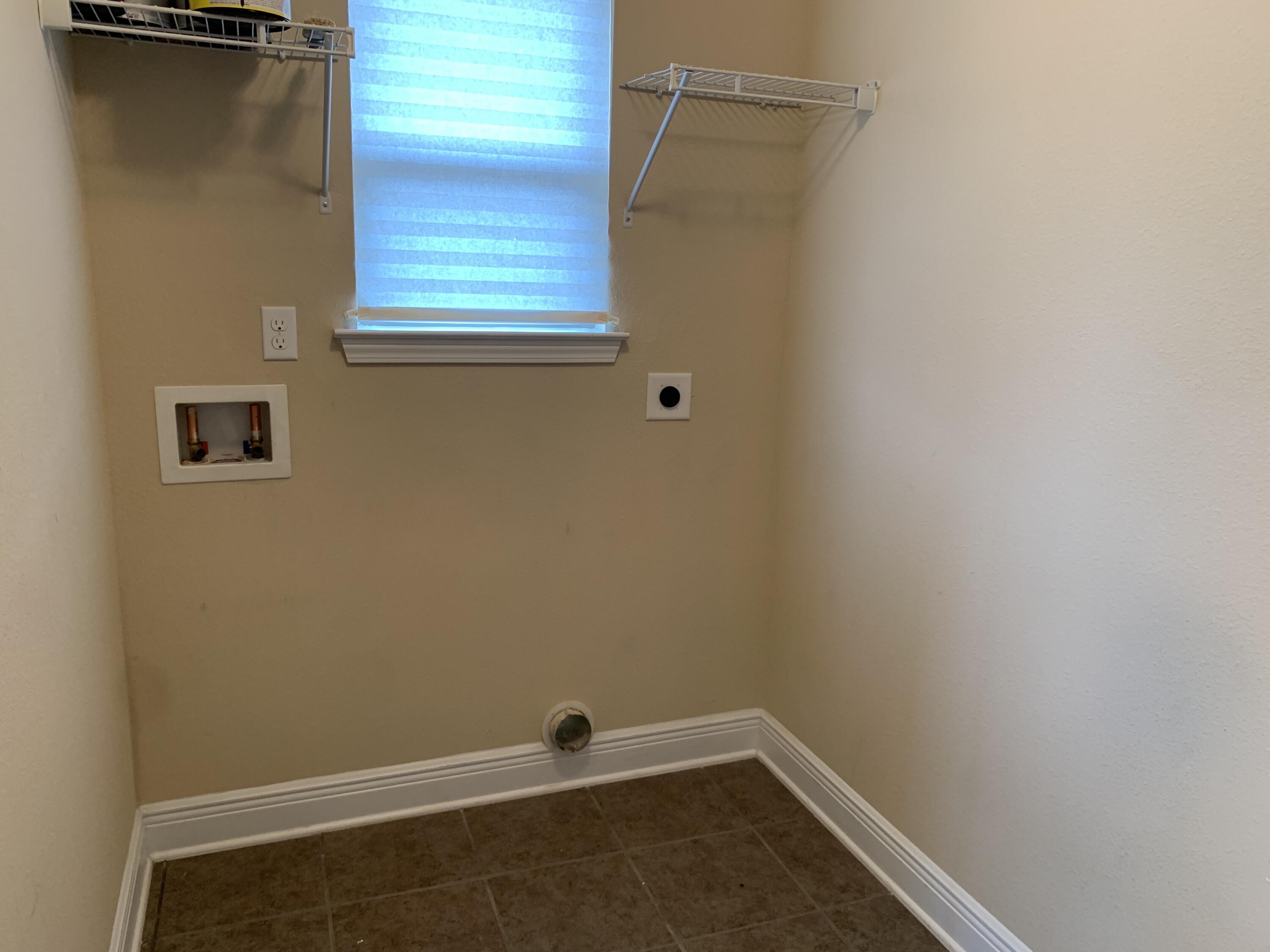 4587 Hermosa Road Crestview, FL 32539 - Photo 8 of 21 a view of a small space