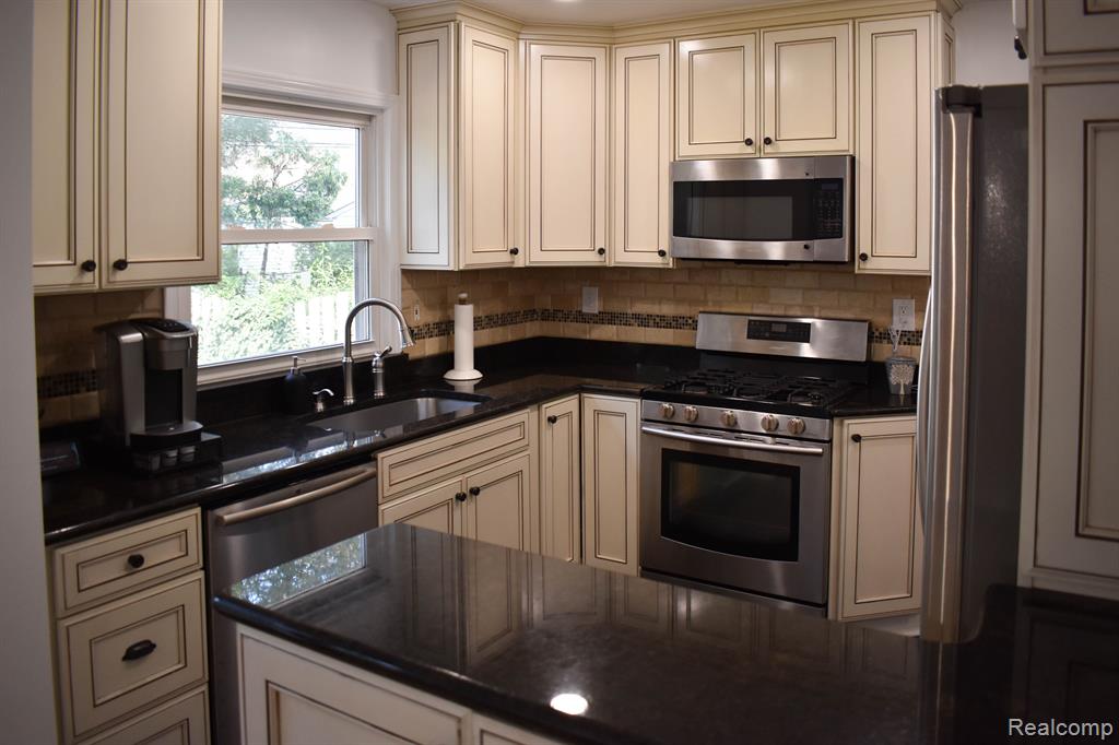 1596 Mansfield Road Birmingham, MI 48009 - Photo 7 of 31 Gallery Image 7