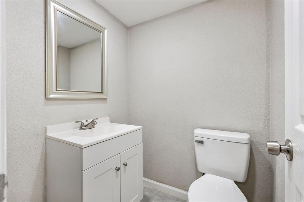 202 South Dunbar Lane Emory, TX 75440 - Photo 19 of 25 a bathroom with a toilet sink and mirror
