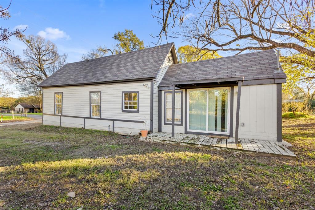 202 South Dunbar Lane Emory, TX 75440 - Photo 23 of 25 a view of a house with a yard