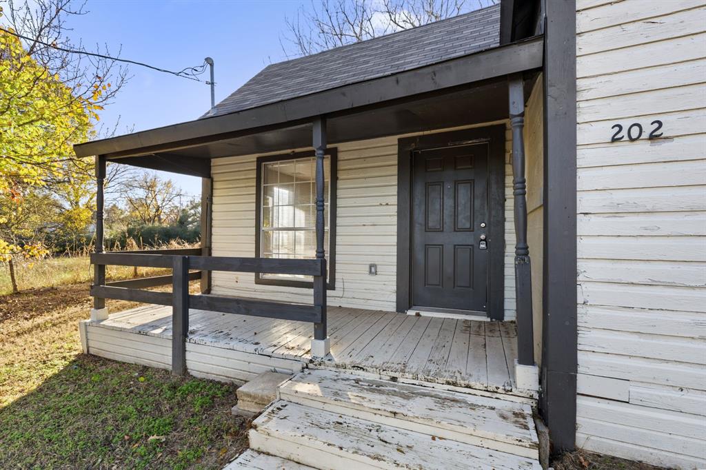 202 South Dunbar Lane Emory, TX 75440 - Photo 4 of 25 a front view of a house